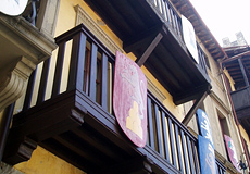 中世の典型的な邸宅の木製バルコニー