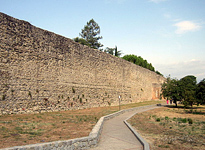 ドゥオーモ裏手を取り囲む城壁
