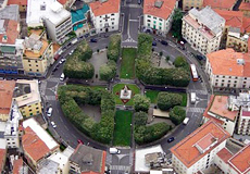 上空から見たグイド・モナコ広場