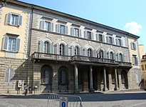 アレッツォ県庁舎ファサード