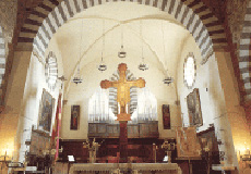 14世紀後半の十字架が飾られた中央祭壇