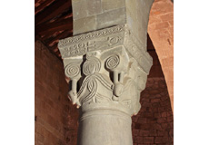 身廊を支える円柱の柱頭