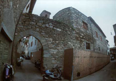 中世のベッレッタ・ロッサのアーチ城門